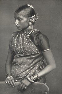 गहने के साथ तामुलिन, 1926 द्वारा अज्ञात