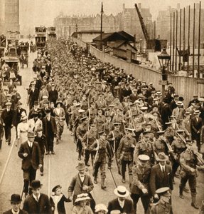 समर कैंप के टेरिटोरियल - वेस्टमिंस्टर ब्रिज, 1914-1918, 1933 में आसान मार्च निकाल रहे टेरियर्स। द्वारा अज्ञात