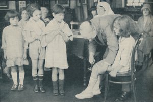 तंत्रिका रोग के संकेत के लिए पटेला रिफ्लेक्स का परीक्षण, c1935 द्वारा अज्ञात