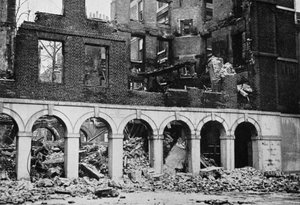 1941 में आग से बर्बाद होने के बाद मंदिर में रहने वाले क्लोई द्वारा अज्ञात