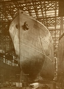 न्यूकैसल-ऑन-टाइने के स्टॉक में द कूनार्ड औरानिया 14,000 टन, c1930। द्वारा अज्ञात