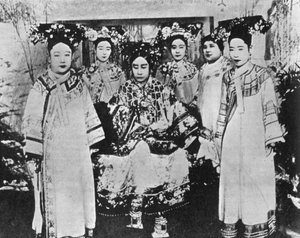 चीन की डाउजर महारानी, 1904 द्वारा अज्ञात