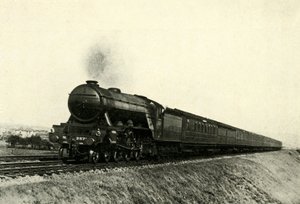 डाउन फ्लाइंग स्कॉट्समैन पासिंग रेस्टोन, c1930। द्वारा अज्ञात