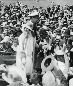ड्यूक और डचेस ऑकलैंड, 1927, 1937 में भीड़ द्वारा जुटाए गए द्वारा अज्ञात