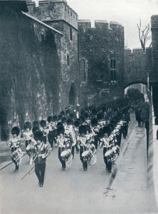 लंदन के टॉवर को छोड़ने वाले गार्ड्स, c1914 द्वारा अज्ञात