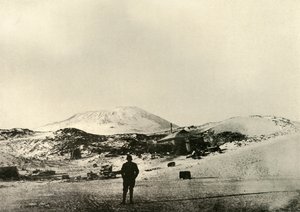 द हट, इन द माउंट एरेबस विद बैकग्राउंड, इन द ऑटम, 1908, 1909। द्वारा अज्ञात