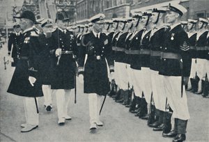 पोर्ट्समाउथ में द किंग ओपनिंग द नेवी वीक, c1935, 1937। द्वारा अज्ञात