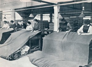 द मेकिंग ऑफ खाकी: तैयार कपड़े की जांच, c1914। द्वारा अज्ञात