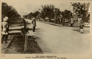 द मॉल, रावलपिंडी - डिस्टेंस में टूवर्ड लॉकहार्ट्स मेमोरियल, c1918-c1939। द्वारा अज्ञात