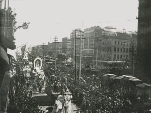 नॉर्ड स्ट्रीट, न्यू ऑरलियन्स, यूएसए, 1895 में मार्डी ग्रास परेड। द्वारा अज्ञात