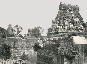 मोआट एंड फोर्ट, तंजौर, भारत, 1895। द्वारा अज्ञात