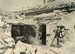 गैरेज में मोटर कार, और दाईं ओर मक्का-कोल्हू, c1908, 1909। द्वारा अज्ञात