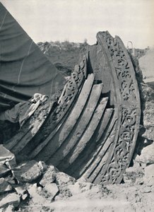 टीले में ओसेबर्ग जहाज, स्टेम और रेलिंग पर नक्काशी, 1935 दिखा रहा है द्वारा अज्ञात
