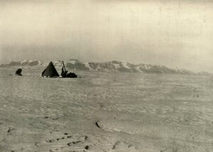 ग्लेशियर के नीचे जाने वाली रानी एलेक्जेंड्रा रेंज की फोटो, c1908, 1909 द्वारा अज्ञात
