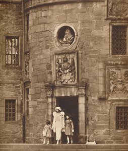 द क्वीन एट हर ओल्ड होम, ग्लैमिस कैसल, c1936 1937 द्वारा अज्ञात