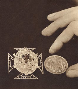 1937 में क्वींस कोट ऑफ आर्म्स द्वारा अज्ञात