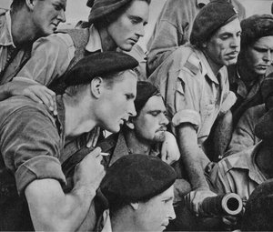 द रेडर्स 1942 1944 द्वारा अज्ञात