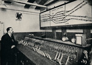 1926 में एक ट्यूब रेलवे जंक्शन पर सिग्नल-बॉक्स द्वारा अज्ञात