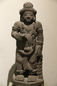 विक्टोरिया और अल्बर्ट संग्रहालय। एक महाकाव्य नाटक से अभिभावक चित्र। ज्वालामुखीय पत्थर। इंडोनेशिया (पूर्वी जावा)। 1400-1500। माजापहित काल। यूनाइटेड किंगडम द्वारा अज्ञात