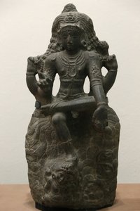 विक्टोरिया और अल्बर्ट संग्रहालय। शिव दक्षिणामूर्ति के रूप में। 1200-1300। देर से चोल काल। ग्रेनाइट। दक्षिण भारत (तमिलनाडु)। यूनाइटेड किंगडम द्वारा अज्ञात