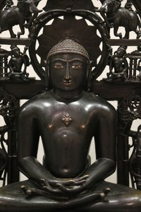 विक्टोरिया और अल्बर्ट संग्रहालय। जीना शांतिनाथ। 1168; बैकप्लेट लगभग 1300-1500। चांदी और तांबा जड़ना के साथ कॉपर मिश्र धातु। शायद पश्चिमी भारत। यूनाइटेड किंगडम द्वारा अज्ञात