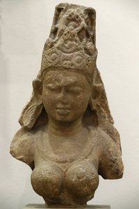 The Victoria and Albert Museum. Yogini. 800-900. Pratihara period. Sandstone. Central India (Madhya Pradesh). United kingdom द्वारा अज्ञात