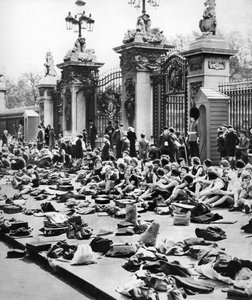 बच्चों की जयंती की छुट्टी, बकिंघम पैलेस, लंदन, 1935 द्वारा अज्ञात