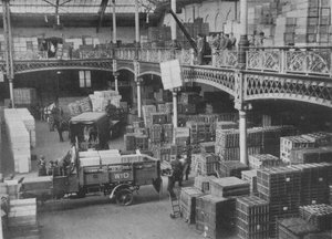 1915 के महान सरकारी भंडारों में से एक का प्रेषण कक्ष द्वारा अज्ञात