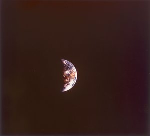 अंतरिक्ष से पृथ्वी, 1968 द्वारा अज्ञात