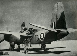 गर्म सूरज एक रेगिस्तान लैंडिंग जमीन पर नीचे धारा 1942-1943, 1945। द्वारा अज्ञात