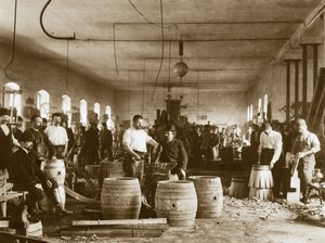 1880 के दशक में पिलसेन में लकड़ी के बीयर बैरल का निर्माण द्वारा अज्ञात