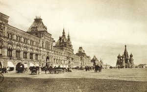 रेड स्क्वायर, मॉस्को, रूस में 1910 के दशक में ऊपरी व्यापारिक पंक्तियाँ द्वारा अज्ञात