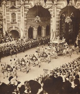 एडमिरल्टी आर्क के माध्यम से, 12 मई 1937 द्वारा अज्ञात