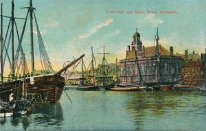 टाउन हॉल और क्वाई, ग्रेट यारमाउथ, नॉरफ़ॉक, c1905 द्वारा अज्ञात