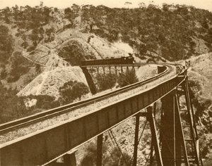 ट्रेन पासिंग ओवर वियाडक्ट, माउंट लॉफ्टी रेंज, दक्षिण ऑस्ट्रेलिया, 1930। द्वारा अज्ञात