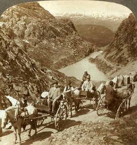 Seljestad, नॉर्वे के जंगली खड्ड के माध्यम से पहाड़ की सड़क पर यात्री, c1905। द्वारा अज्ञात