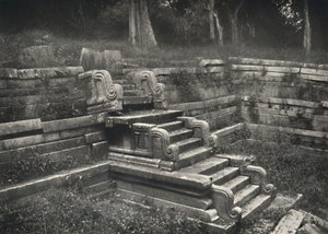 ईंट स्नान तालाब में सीढ़ियाँ, अनुराधापुरा, 1926 द्वारा अज्ञात