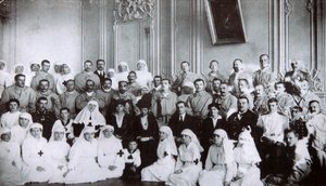 रूस की त्सरीना मारिया फ्योदोरोव्ना ने 1915 में कीव के एक अस्पताल का दौरा किया द्वारा अज्ञात