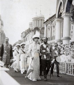 1913, रूस के हाउस ऑफ रोमानोव की 300 वीं वर्षगांठ के समारोह में ज़ार परिवार द्वारा अज्ञात
