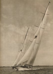 एक रोमांचक प्रतियोगिता में दो प्रसिद्ध यॉट, 1936 द्वारा अज्ञात