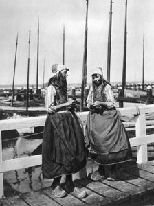 लैंडिंग स्टेज पर दो लड़कियां, मार्केन, नीदरलैंड्स, c1934 द्वारा अज्ञात