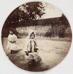 "दो छोटे बच्चे एक दीवार के साथ चलते हुए", वर्स लेस एनीज़ 1890 द्वारा अज्ञात