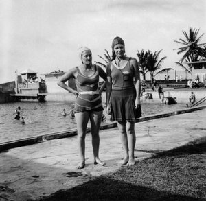 स्विमिंग पूल, बाल्बोआ, पनामा, 1931 के बगल में स्विमिंग सूट में दो महिलाएं द्वारा अज्ञात