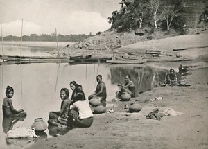 महान इरावदी पर विशिष्ट रिवरसाइड दृश्य - महिलाओं को स्नान और ड्राइंग पानी, 1900। द्वारा अज्ञात
