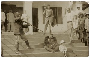 एक नामांकित गोरिल्ला, c.1910 (b / w फोटो) द्वारा अज्ञात