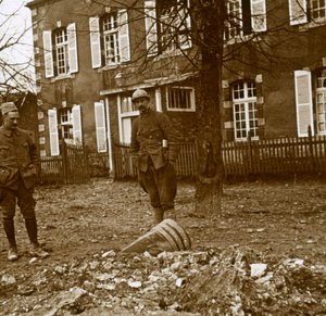 अनएक्सप्लेडेड 380 शेल, वर्दुन, उत्तरी फ्रांस, c1914-c1918 द्वारा अज्ञात
