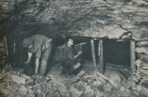 खुदगर्ज़ हीरोज हू टोल टैंज़ इन डेंजरस फेस, c1935 द्वारा अज्ञात