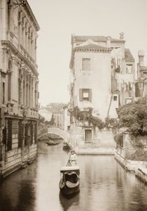शीर्षकहीन द्वितीय 8, सी. 1890. [नहर पर गोंडोला, वेनिस]। द्वारा अज्ञात