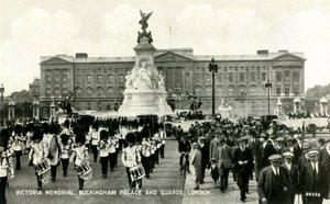 विक्टोरिया मेमोरियल, बकिंघम पैलेस और गार्ड्स, लंदन, 1930 के दशक। द्वारा अज्ञात