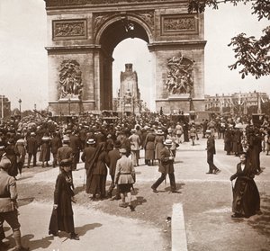 विजय उत्सव, आर्क डी ट्रायम्फ, पेरिस, फ्रांस, जुलाई 1919 में नागरिक। द्वारा अज्ञात